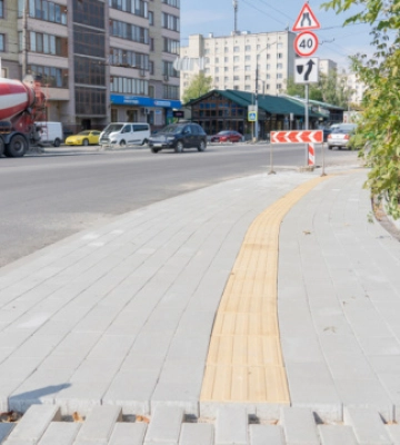 У Тернополі облаштовують безбар’єрний тротуар на вулиці Торговиці