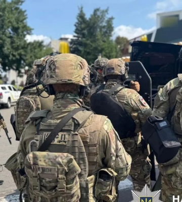 У центрі Черкас чоловік відкрив стрілянину в McDonald’s і поранив себе