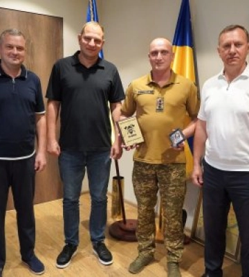 Ужгород продовжує підтримувати нацгвардійців: міський голова зустрівся з командиром військової частини
