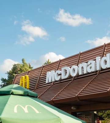 У центрі Черкас чоловік відкрив стрілянину в McDonald’s і поранив себе