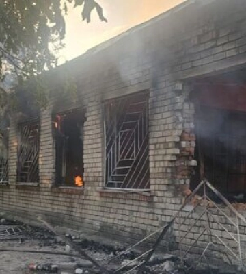 Під ударами РФ перебували три райони Дніпропетровщини: поранено чоловіка, пошкоджено багатоповерхівку, адмінбудівлю та магазини
