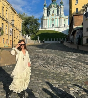 78-річна буковинка Софія Ротару опублікувала нові фото і показала, як гуляла Києвом