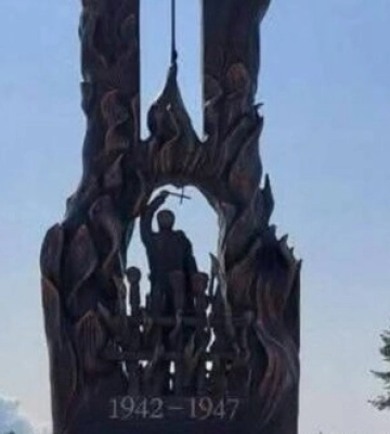 Пам’ятник жертвам Волинської трагедії пошкодили у Польщі: вандали написали &quot;Слава УПА&quot;. ФОТО