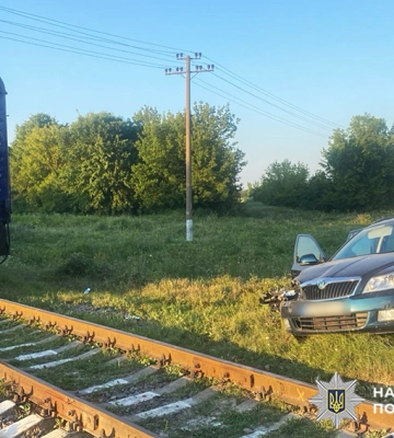 На Хмельниччині внаслідок зіткнення легковика з залізничним локомотивом постраждала жінка На Хмельниччині внаслідок зіткнення легковика з залізничним локомотивом постраждала жінка