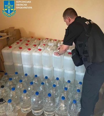 На Херсонщині викрили підпільний цех із виробництва фальсифікованого алкоголю: вилучено понад 15 тисяч літрів сурогату