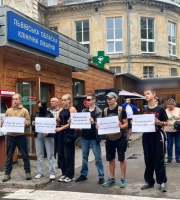 У Львові протестують біля лікарні: вимагають звільнити медика, що зневажив ветерана