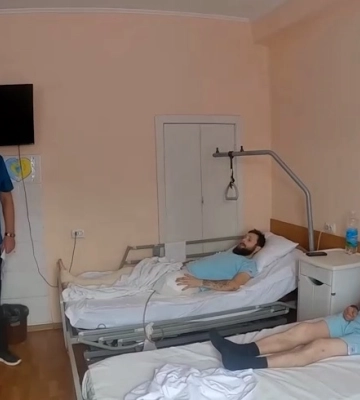 Зеленский в Харькове посетил раненых воинов (видео)