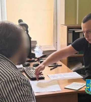 Чоловік вимагав у дівчини $10 тис. за нерозголошення інтимних фото
