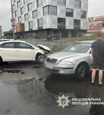 У Харкові внаслідок зіткнення легковиків постраждали пасажирки обох автомобілів. ФОТО