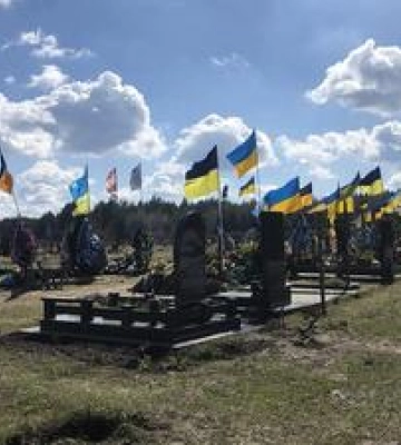 Посадовців Полтавської громади підозрюють у розкраданні 4 мільйонів на могилах героїв