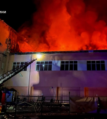 Рятувальники гасили пожежі на місці прильотів «шахедів» у Сумах та Шостці Рятувальники гасили пожежі на місці прильотів «шахедів» у Сумах та Шостці