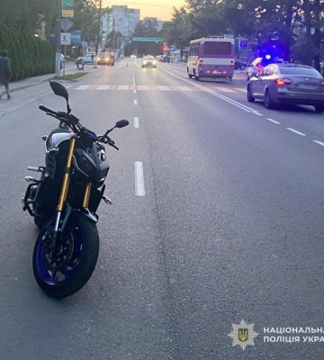 У Новояворівську через зіткнення з автівкою травмована пасажирка мотоцикла