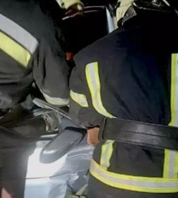 На Дніпропетровщині водій на BMW влетів у дерево: четверо постраждалих