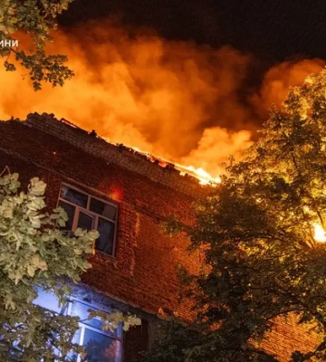У Харкові ліквідовано пожежу, спричинену ударом ворожого БпЛА, постраждали 2 мирних мешканці