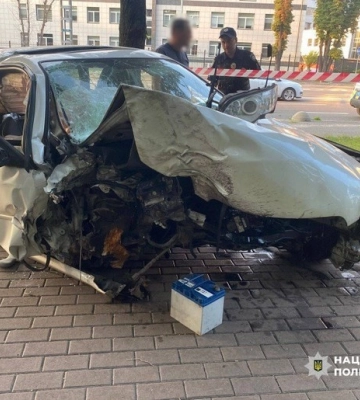 У Києві затримали п’яного водія Subaru, який влетів у Куренівський парк та травмував двох жінок 