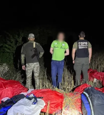 Прикордонники затримали чоловіка, який хотів перелетіти до Молдови на параплані 