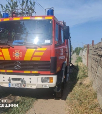 Тіло людини знайшли в палаючому будинку в Одеському районі, - ФОТО