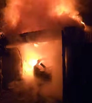 У Рівному вночі згоріло авто (ВІДЕО) У Рівному вночі згоріло авто (ВІДЕО)
