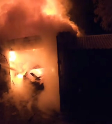 У Рівному вогонь знищив авто та пошкодив перекриття гаража (ВІДЕО)