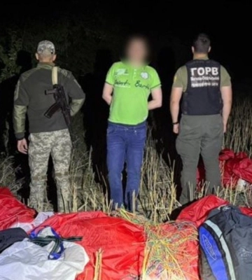 В Винницкой области задержали 48-летнего украинца, который хотел сбежать в Молдову на параплане В Винницкой области задержали 48-летнего украинца, который хотел сбежать в Молдову на параплане