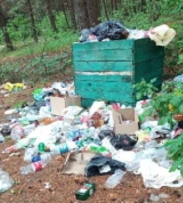 У громаді на Волині небайдужі жителі прибрали сміття біля озера