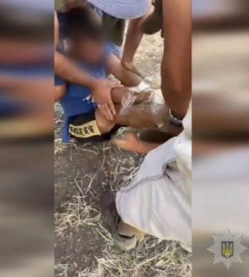 Избили, связали и снимали на камеру: в Одесской области группа людей пытала подростка