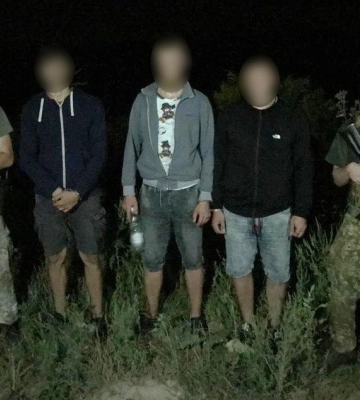 Жителя Донеччини та ще двох чоловіків затримали на Буковині під час спроби нелегального перетину кордону (ВІДЕО)