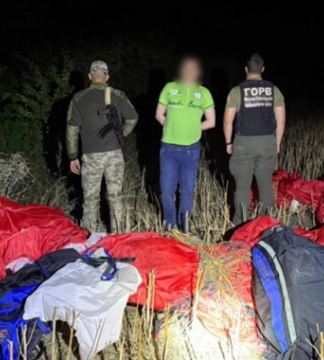Мешканець Хмельниччини намагався втекти до Молдови на параплані, фото