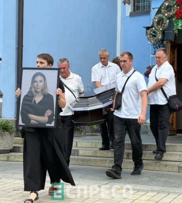 У Михайлівському соборі Києва прощаються з журналісткою Вікторією Рощиною, яка загинула в російському полоні