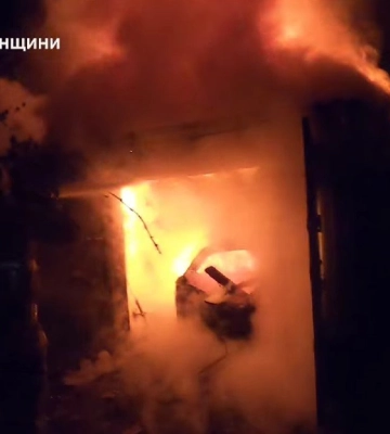 У Рівному авто згоріло разом із гаражем (ВІДЕО) У Рівному авто згоріло разом із гаражем (ВІДЕО)