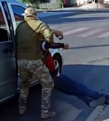 Група людей напала на авто ТЦК у Волинській області Група людей напала на авто ТЦК у Волинській області