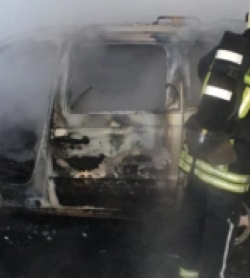У Рівному внаслідок нічної пожежі згоріло авто та пошкоджений гараж