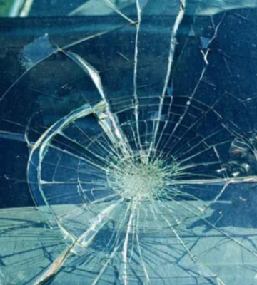 На Волині натовп понівечив авто ТЦК, староста села стрибнув на капот та розбив скло