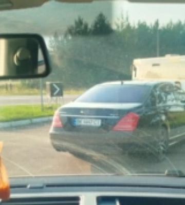 На Рівненщині група чоловіків заблокувала авто ТЦК та вивезла депутата Костопільської міськради