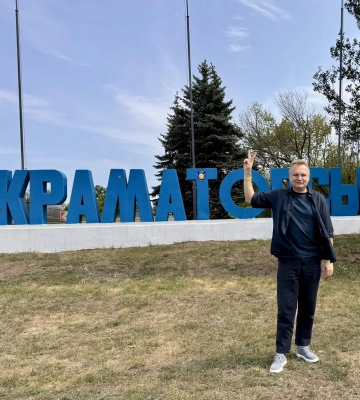 Мер Львова спостеріг, що на Донеччині дороги накривають антидроновими сітками Мер Львова спостеріг, що на Донеччині дороги накривають антидроновими сітками