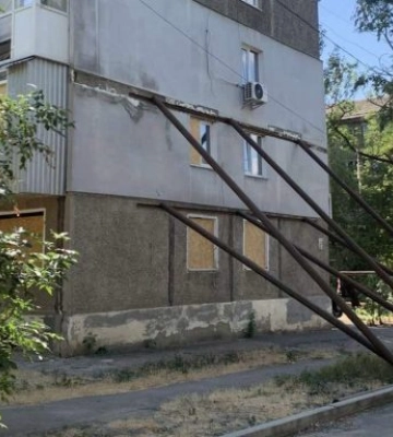 Мешканці аварійної п’ятиповерхівки благають про компенсацію, а будинок на межі обвалу