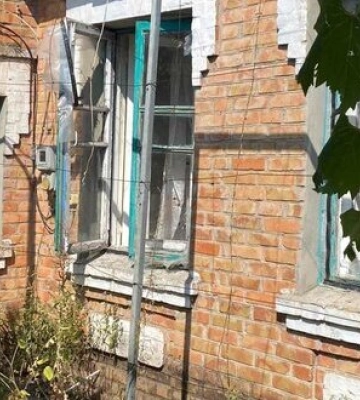 Росіяни здійснили близько 40 атак на два райони Дніпропетровщини: четверо постраждалих, пошкоджено будинки, газогін та ЛЕП. ФОТОрепортаж