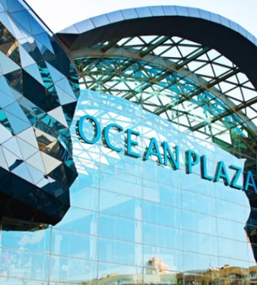 В Киеве автомобиль влетел в помещение ТЦ Ocean Plaza, видео