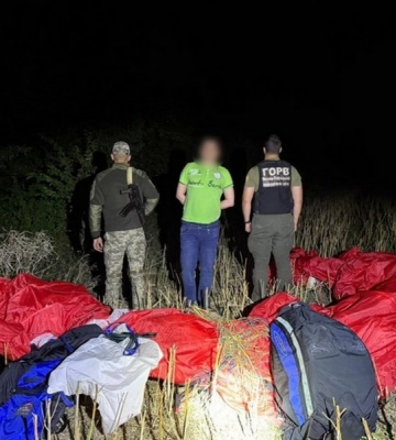 На Вінниччині прикордонники затримали чоловіка, який намагався перелетіти кордон на параплані