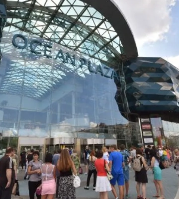 У Києві автомобіль влетів в приміщення ТЦ Ocean Plaza, відео