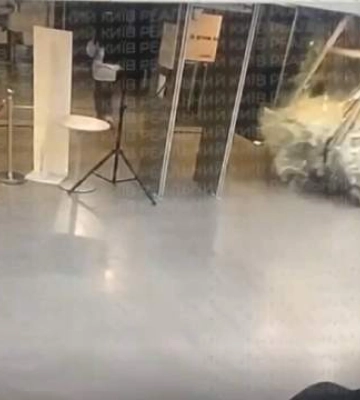 В Киеве автомобиль влетел в здание ТРЦ Ocean Plaza: видео жуткого момента