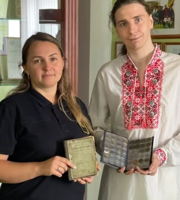 Волинські митники передали музею в Херсоні конфісковану книгу та колекцію монет Волинські митники передали музею в Херсоні конфісковану книгу та колекцію монет