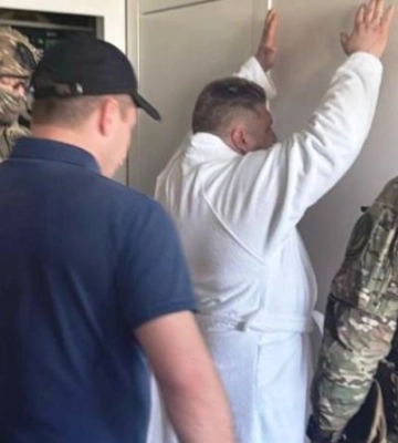 Чиновники торгували квартирами за валюту: ДБР викрило схему у Немирові