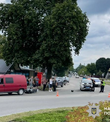 На Хмельниччині внаслідок зіткнення з легковиком постраждав водій мотоциклу, - поліція