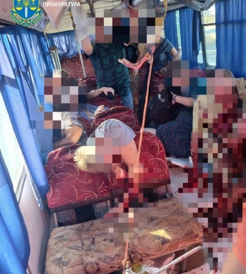 У Херсоні російський дрон влучив в автобус: двоє загиблих, 16 поранених