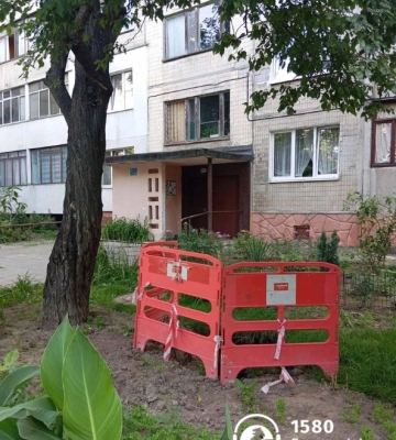 Перед багатоповерхівкою у Львові утворилося провалля