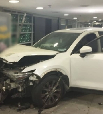 У Києві автомобіль влетів у торговий центр Ocean Plaza – у поліції розкрили деталі ДТП