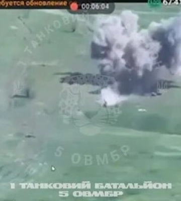 Український танк 5 ОВМБр прямим влучанням знищив російських мотоциклістів. ВIДЕО