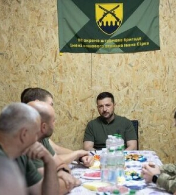 Зеленський на Харківщині обговорив із воїнами оборону Липців: Бійці тримають непросту ділянку фронту. ФОТОрепортаж