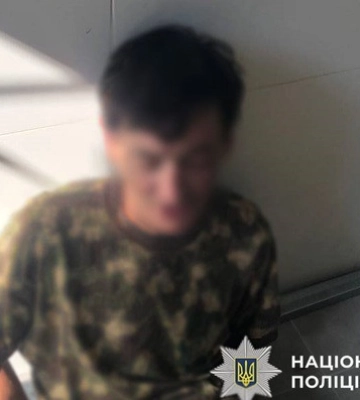 У Києві чоловік з гранатою та пістолетом погрожував охоронцю  житлового комплексу